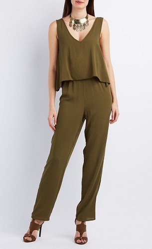 Jumpsuit med v-udskæring i lag