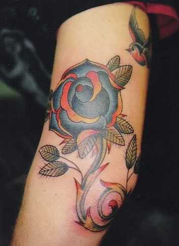 Virág tetoválás a könyökön