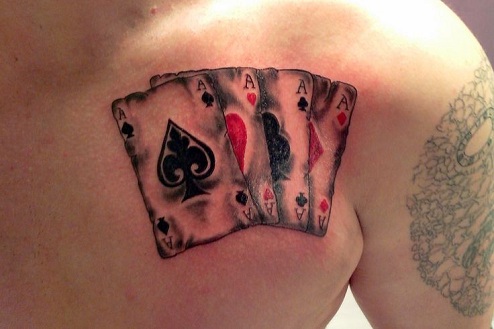 Fire esser farvet bryst tatovering design