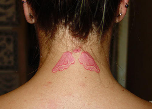Nyak különleges rózsaszín tetoválás