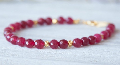Ruby perler armbånd
