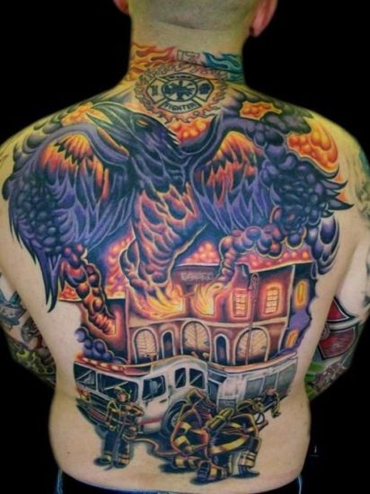 Brummende fugl med brandmands tatoveringsdesign