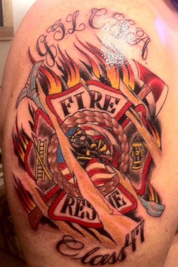 Ragyogó tűzoltó tetoválás a vállán