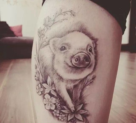 Boldog smiley disznó tetoválás