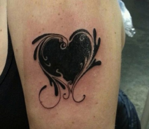 Hjerteformet sort tatoveringsdesign