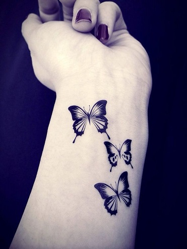 Pillangó stílusú fekete tetoválás