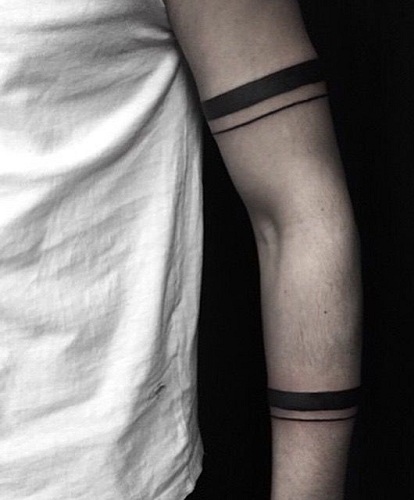 Zenekar stílusú fekete tetoválás