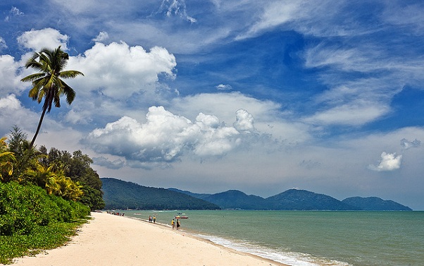 bryllupsrejse-steder-i-malaysia_batu-ferringhi-strand