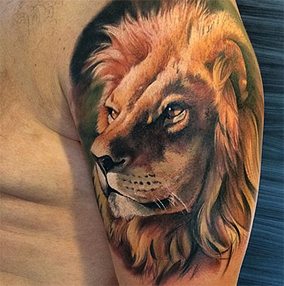 Barna vad stílusú tetoválás