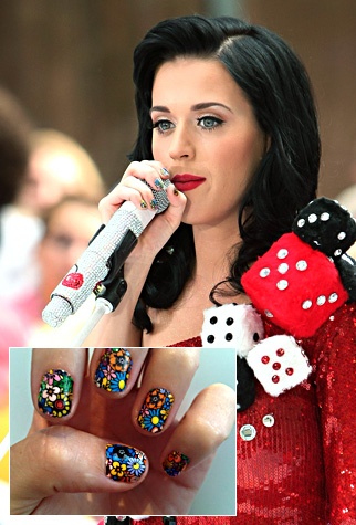 Virágos köröm Katy Perry Tattoo Design