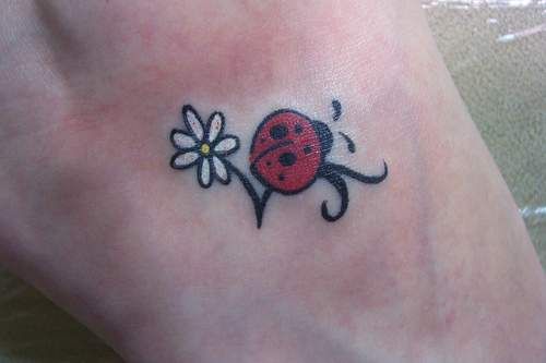 Lille blomst med Lady Bug Tattoo Design