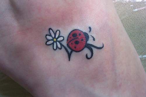 Lille blomst med Lady Bug Tattoo Design