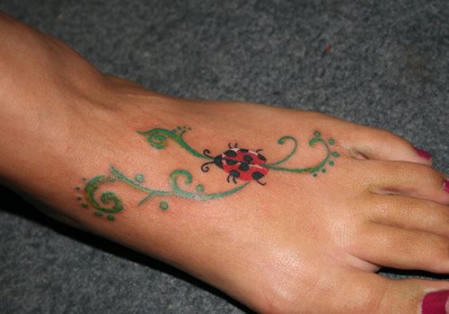 Dekorativt design mariehøne tatovering