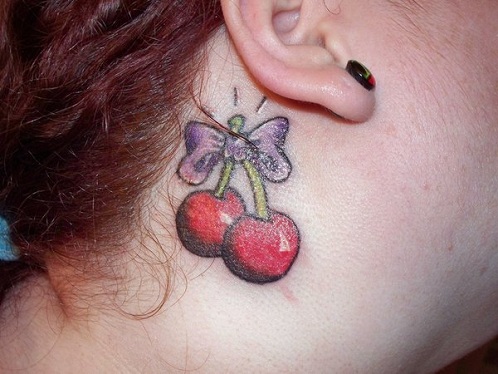 Meghajol a cseresznye tetoválás felett