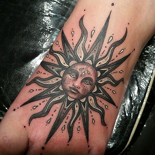Sol-enkelt mønster i himmelske tatoveringer