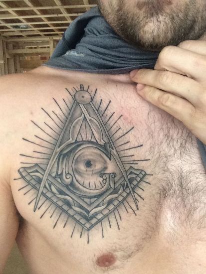 Szürke tinta szabadkőműves tetoválás a férfi mellkasán