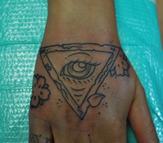 Kőműves tetoválás tervezés a kezében
