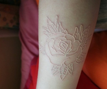 Virág típusú fehér tetoválás
