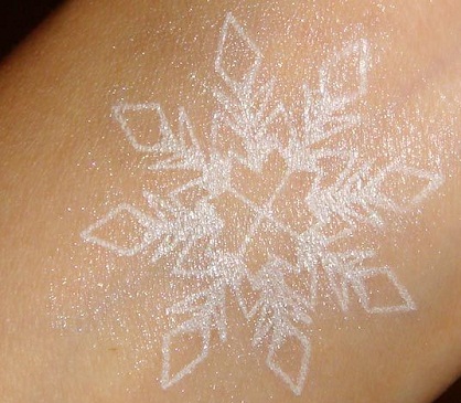 Hópehely tetoválás fehér kivitelben