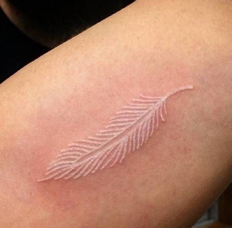 Fjer tatovering i hvidt mønster Design