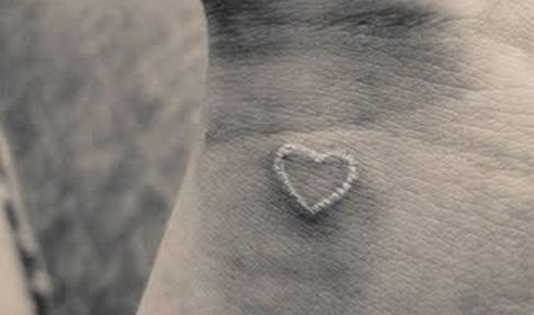 Lille hjerte hvidt tatoveringsdesign
