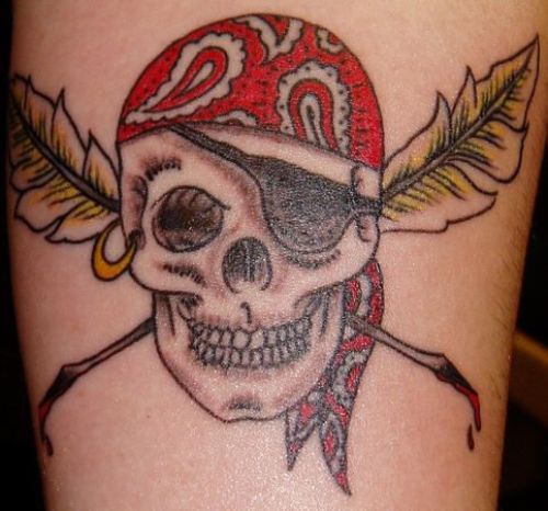 Fjerblade og piratskalle tatoveringsdesign