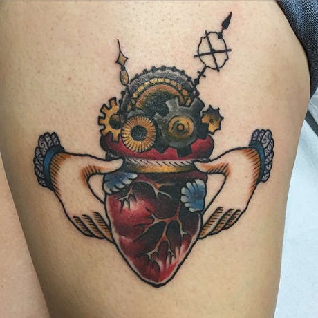 Claddagh tatoveringsdesign med hjerte og urværk