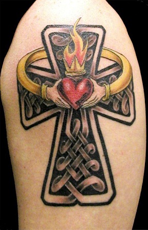 Keltisk kors med Claddagh design tatovering