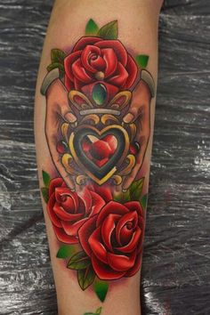 Irsk Claddagh -tatovering med design af røde roser