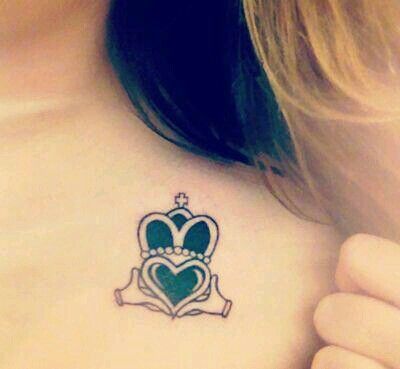 Lille tatoveringsdesign med Claddagh -symbol