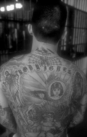 Fængsels tatoveringsdesign på bagsiden