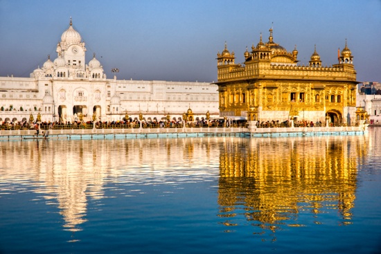 Arany templom Amritsarban, Punjabban, Indiában.