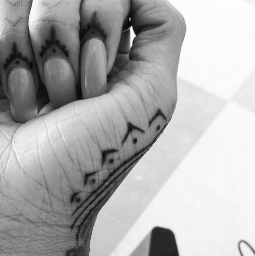 Kutikula Rihanna tetoválás tervezés