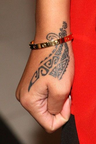 Rihanna tetoválás tervezés a csuklóján