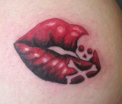 LIP TATTOO MED EN SKULLE