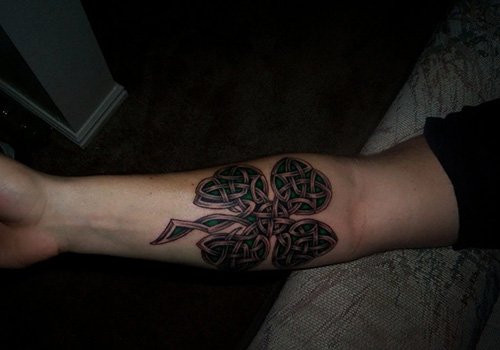 Underarm shamrock tatovering