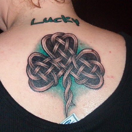 Keltisk Shamrock Tattoo på ryggen