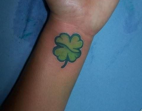 Shamrock håndledstatovering