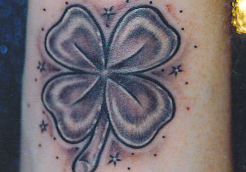 Shamrocks and stars tatovering