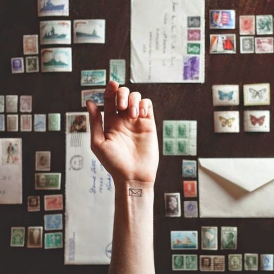 Send posttype Små tatoveringer på håndleddet