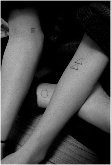 Funky geometrisk mønster Små tatoveringer på håndleddet