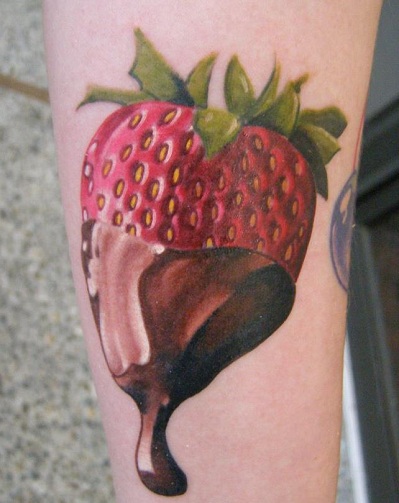 Chokolade dyppet jordbær tatovering