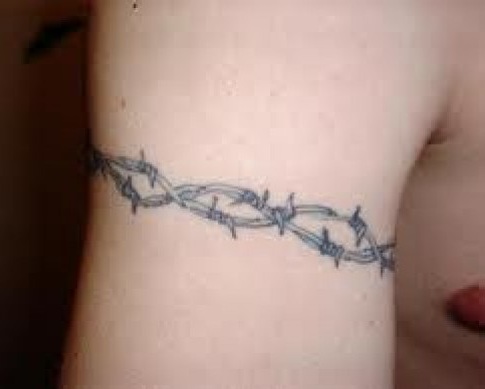 Elegant tatoveringsdesign med pigtrådsarm