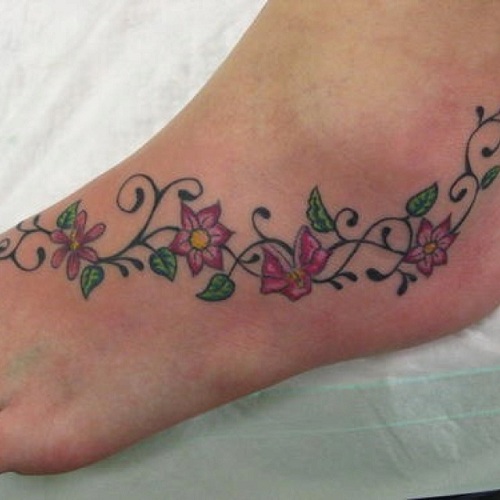 Nådig tatoveringsdesign med blomsterpigtråd