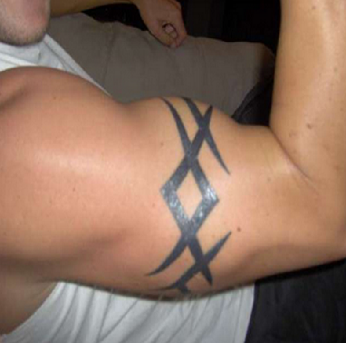Hihetetlen törzsi szögesdrót karszalag tetoválás