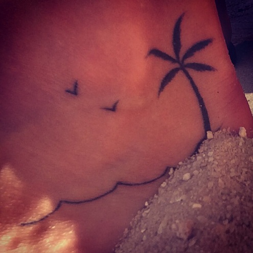 Lány különleges pálmafa tetoválása