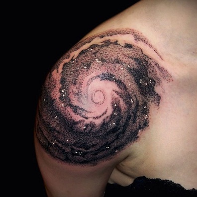 Sort hul kosmisk tatovering
