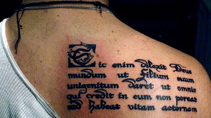 Filosofiske latinske tatoveringsdesigner