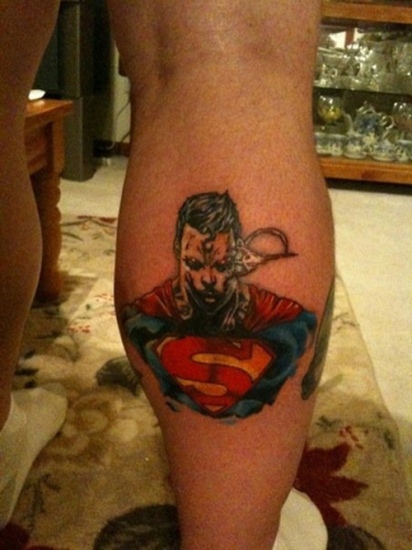 Superman tetoválás tervezés a lábán