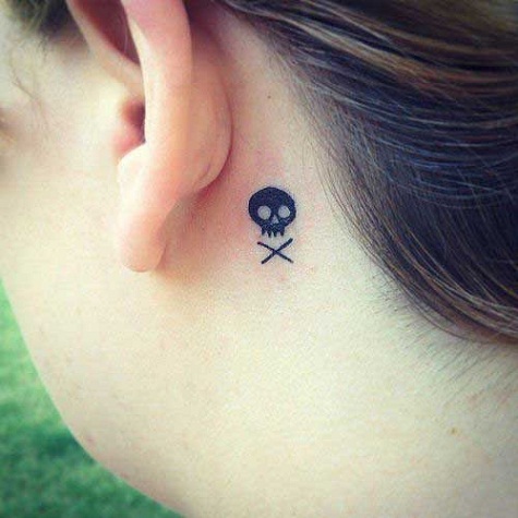 Små tatoveringer med crossbones